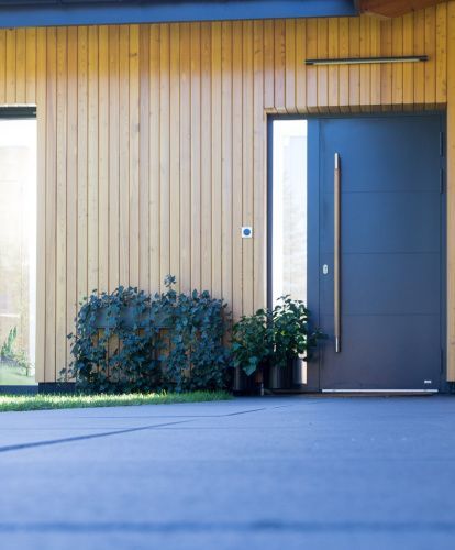 Porte d'ingresso con pannello applicato in alluminio