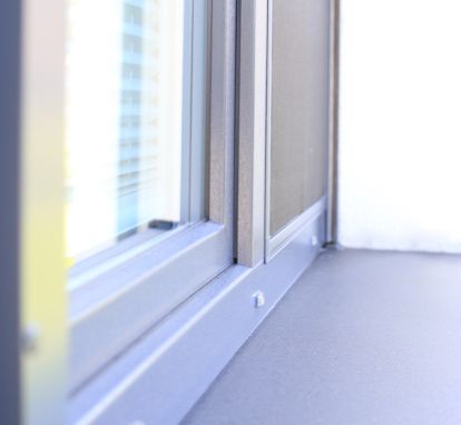 Moskitonetze für Fenster: gerahmt und gerollt