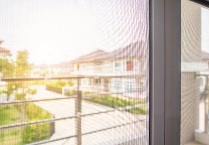 jak zmierzyć okno pod moskitiery