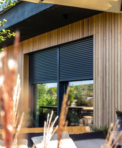 Jak wybrać roletę na drzwi balkonowe