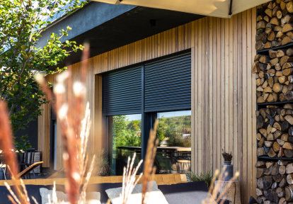 Jak wybrać roletę na drzwi balkonowe