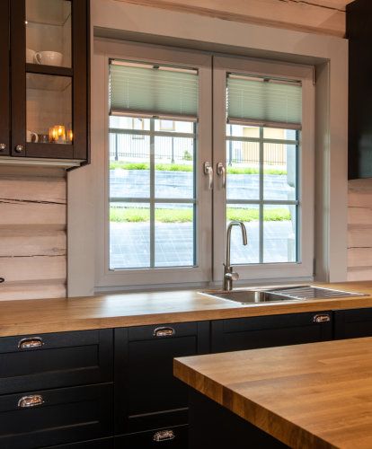 jakie rolety do salonu wybrać