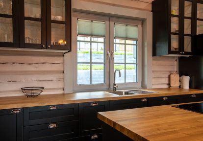 jakie rolety do salonu wybrać