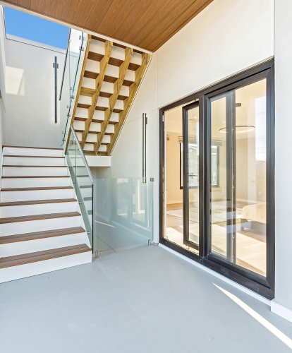 Fenstern und Türen für Gewerbeobjekte achten